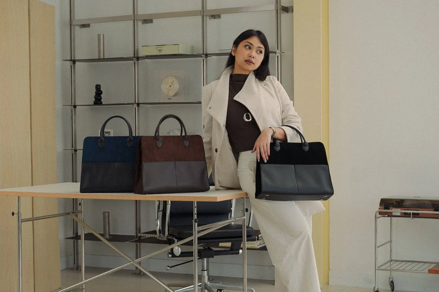 Perempuan profesional membawa tas kerja Romelle