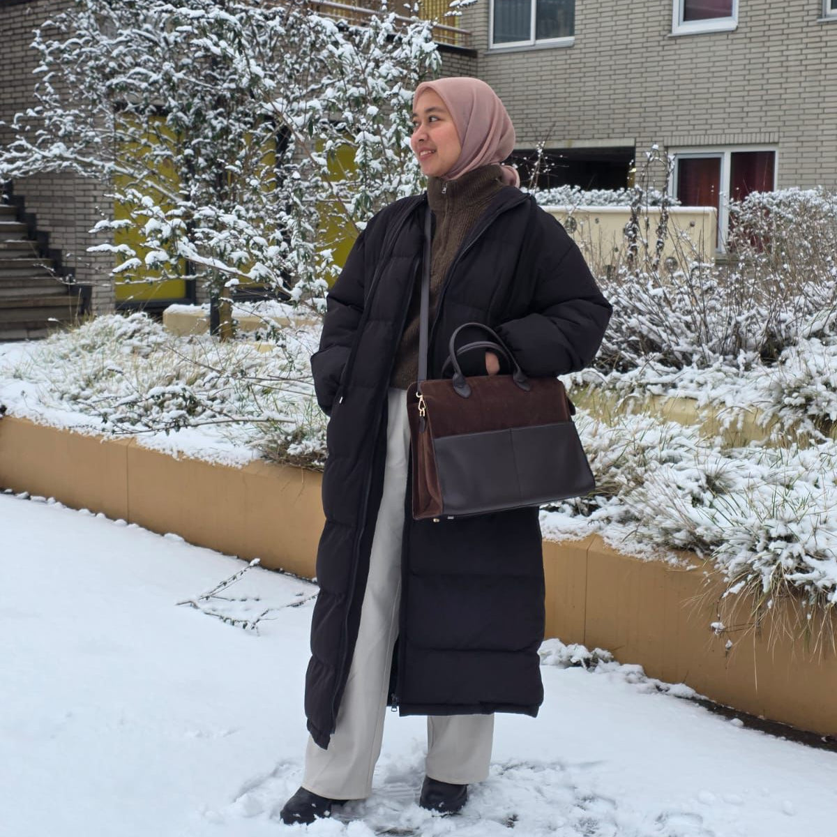 Wanita profesional membawa tas kerja Sutton Bag dari Romelle