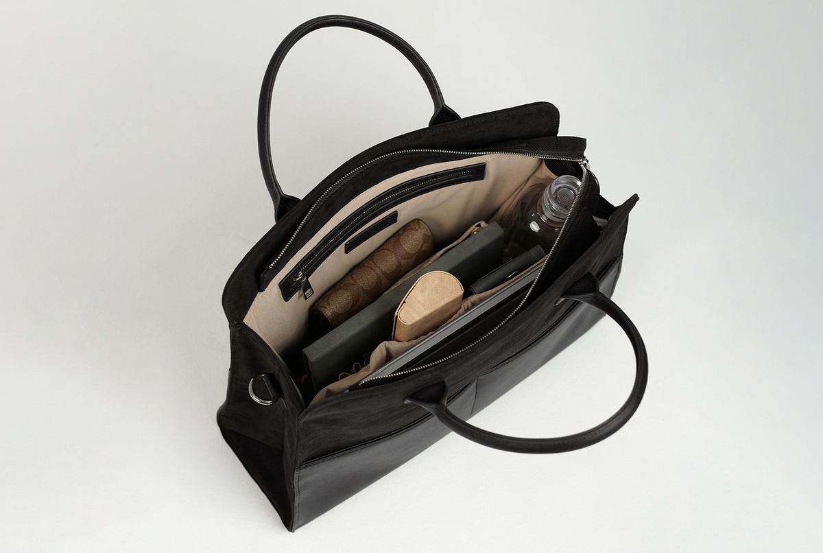 Interior Sutton Bag Romelle dengan laptop, dompet, dan aksesoris kerja tertata rapi