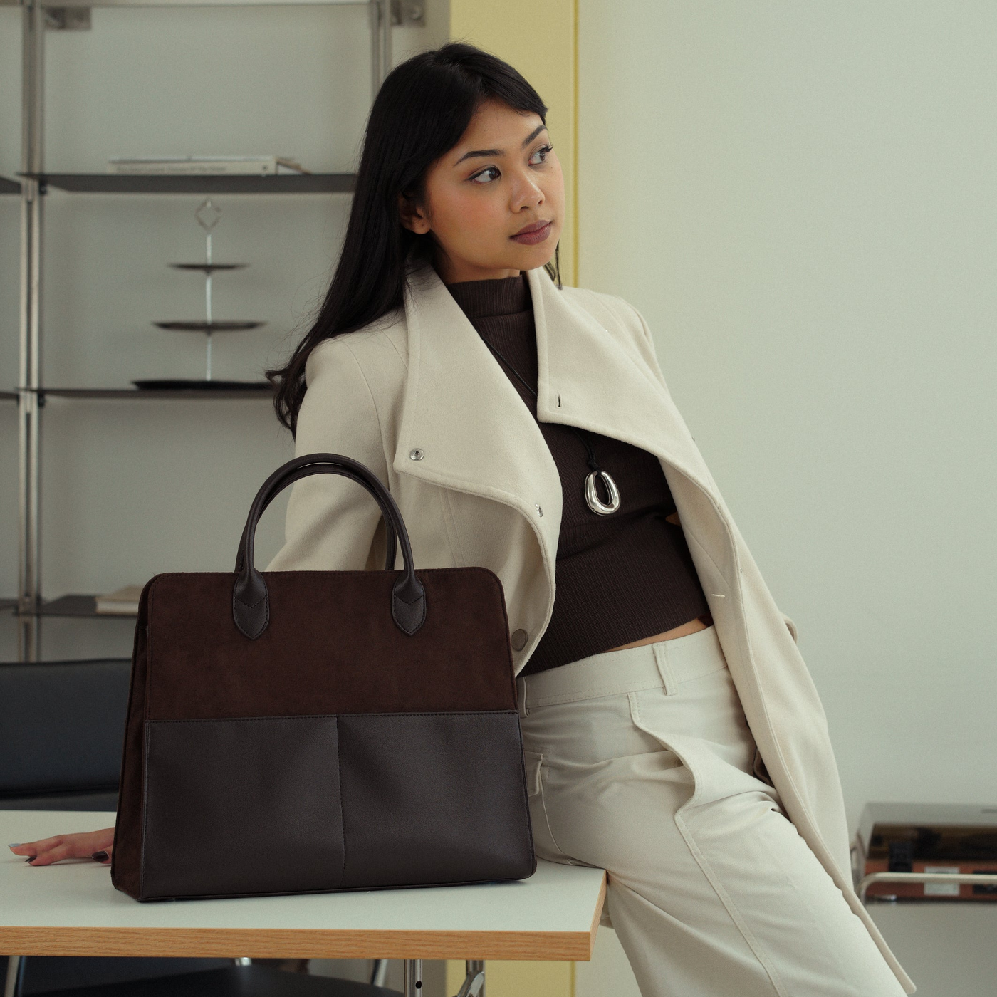 Wanita profesional membawa tas kerja Sutton Bag dari Romelle